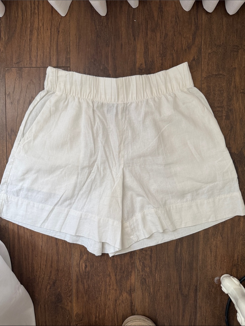 GAP Women's White Elastic-Waist Linen Shorts-mid thigh length